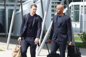 半岛体育-图片报：拜仁全队返回慕尼黑时神情严峻，仅埃贝尔一人露出笑容