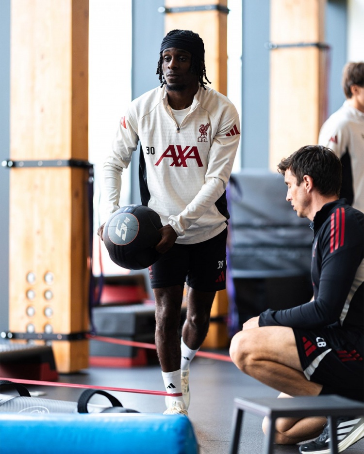 半岛体育注册网址-复出在即！利物浦社媒晒弗林篷恢复训练照，此前球员诊断腿筋受伤