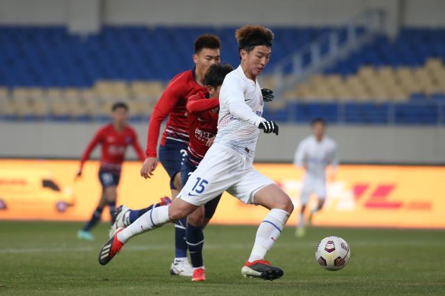 半岛体育注册网址-两个赛季0进球杨旭延续首发 尴尬的是他还是申花？