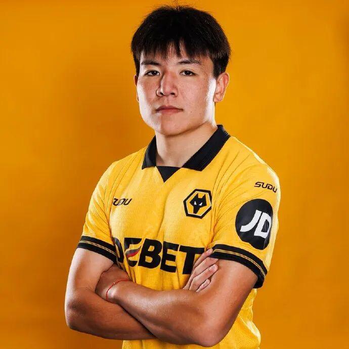 半岛体育-明晚英伦首秀？徐彬租借加盟巴恩斯利