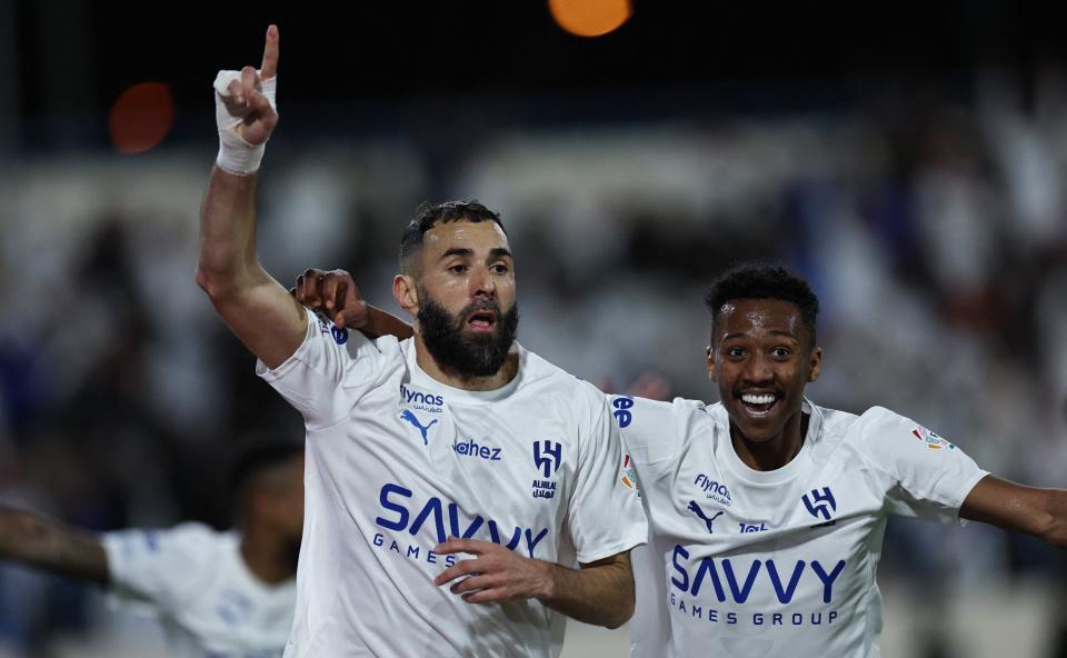 半岛体育注册网址-戴帽+独造4球！38岁本泽马完美首秀：率队6-0终结3连平，3分领跑