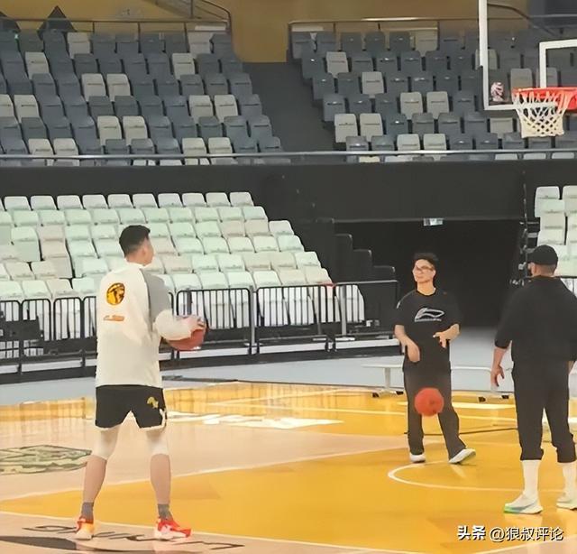 半岛体育-胡金秋重返俱乐部训练引热议！王博：必须强制让他休息几天