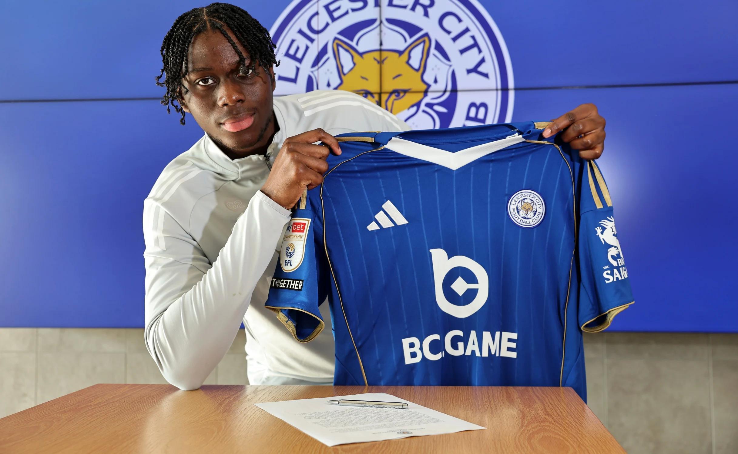 半岛体育-官方：莱斯特城与19岁后卫凯文-格雷续约至2029年