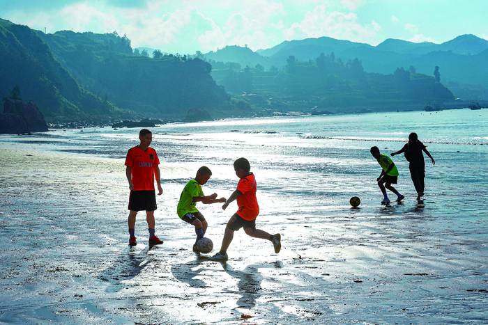 半岛体育-福建霞浦：校园竞逐绿茵梦|足球|足球队|霞浦足球|校园足球|福建省_新浪体育_新浪新闻