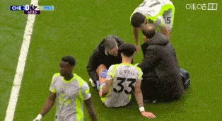 半岛体育注册网址-奥赖利疑似大腿内侧受伤，队医入场进行治疗